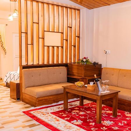 Busy Bee Resort, Похара Екстериор снимка