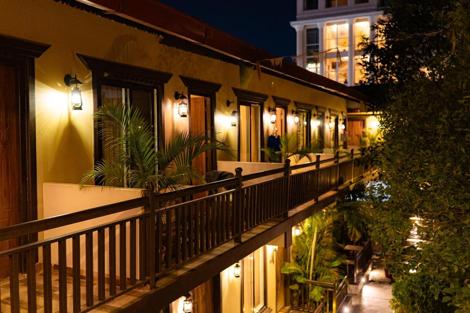 Busy Bee Resort, Похара Екстериор снимка