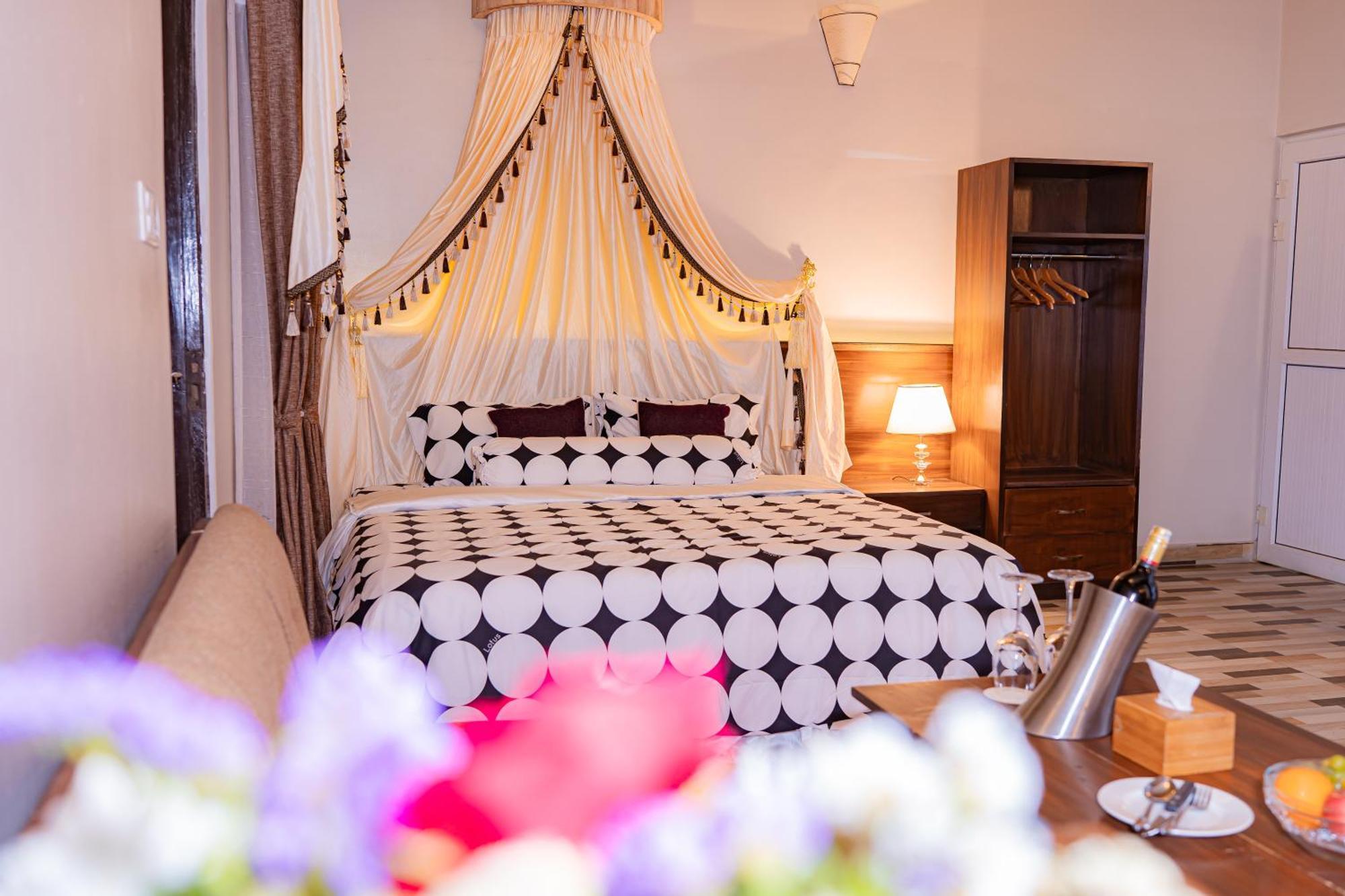 Busy Bee Resort, Похара Екстериор снимка