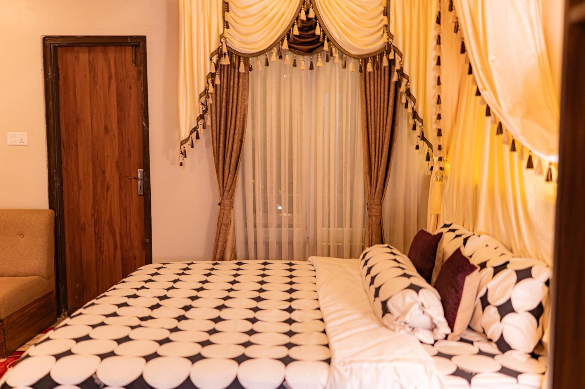 Busy Bee Resort, Похара Екстериор снимка