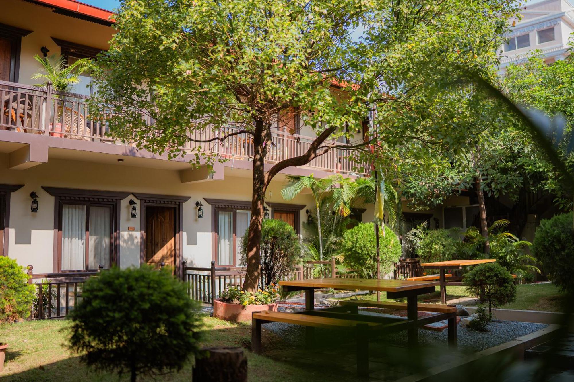 Busy Bee Resort, Похара Екстериор снимка
