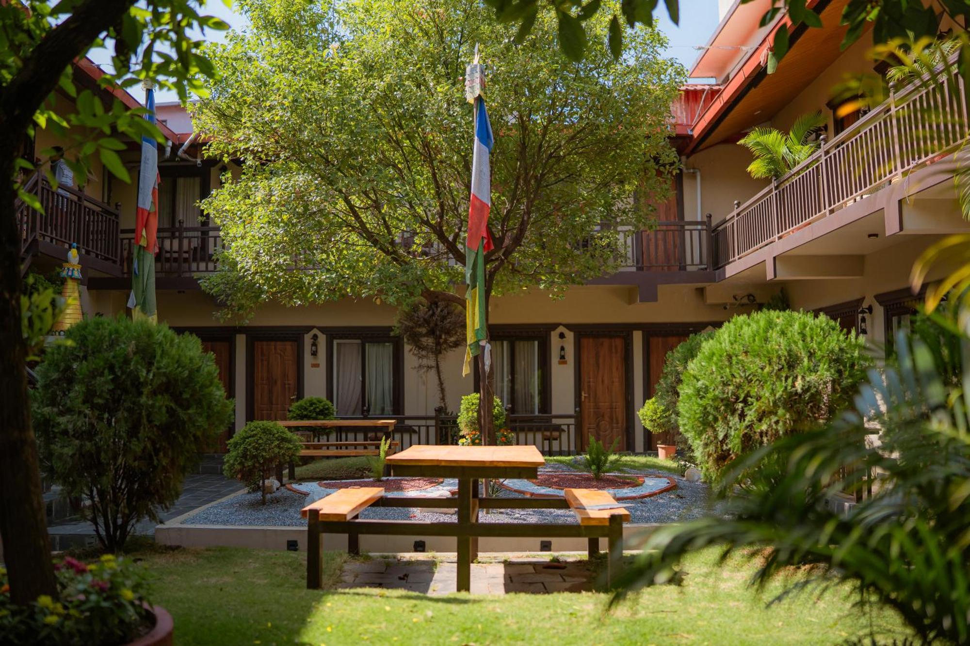 Busy Bee Resort, Похара Екстериор снимка