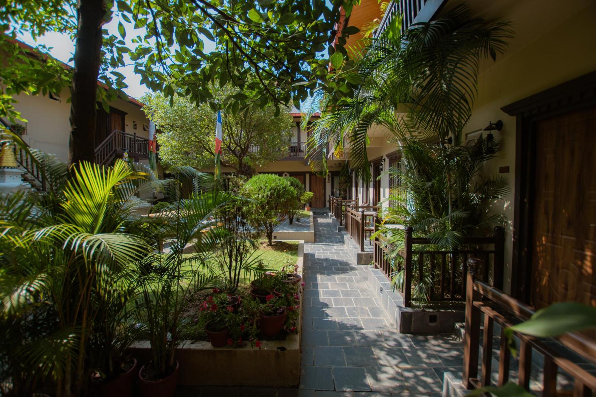 Busy Bee Resort, Похара Екстериор снимка