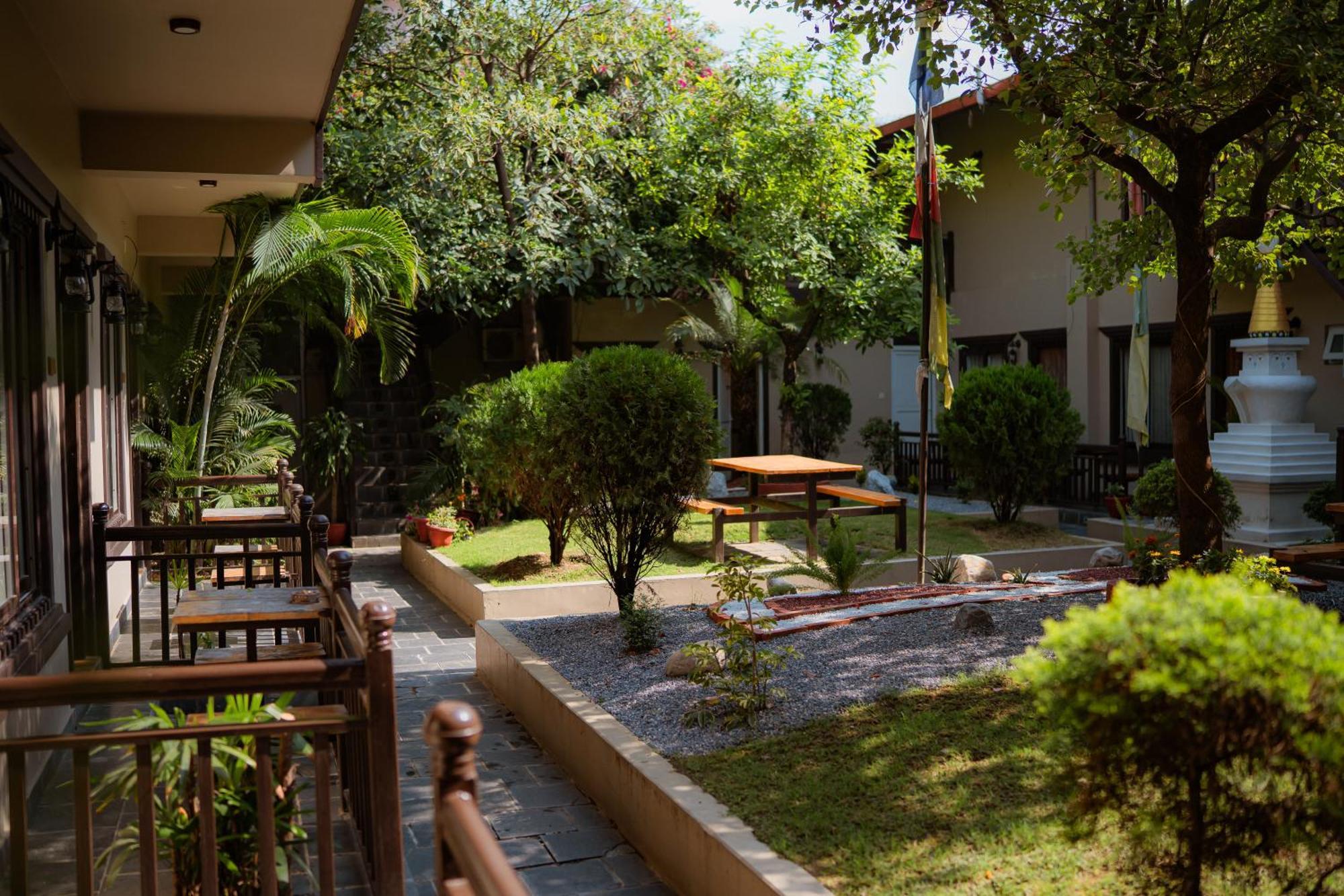 Busy Bee Resort, Похара Екстериор снимка